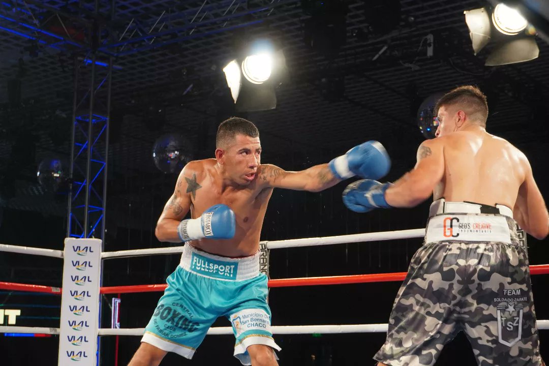 aranoboxok's tweet photo. #Boxeo 📸 Increíbles imágenes de la gran noche de boxeo de ARANO BOX en el Campo Hotel Nono Luigi 🥊
#Boxeo #Boxing #AranoBox #NonoLuigi #Oncativo #FeCorBox #FAB https://t.co/fcvxzqWw0J