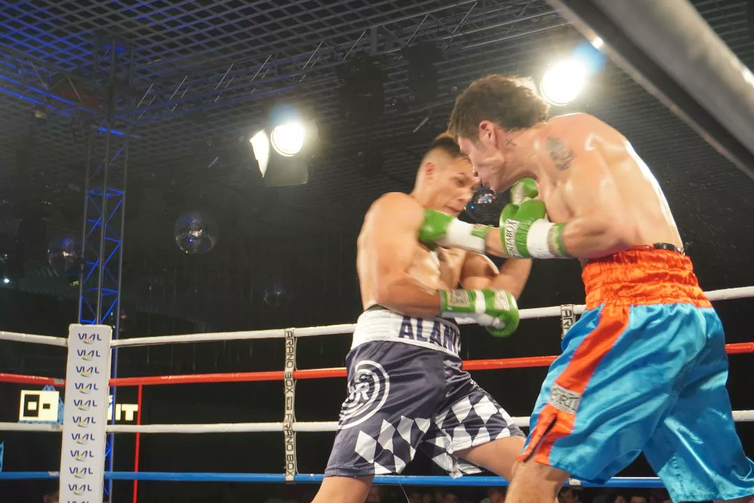 aranoboxok's tweet photo. #Boxeo 📸 Increíbles imágenes de la gran noche de boxeo de ARANO BOX en el Campo Hotel Nono Luigi 🥊
#Boxeo #Boxing #AranoBox #NonoLuigi #Oncativo #FeCorBox #FAB https://t.co/fcvxzqWw0J