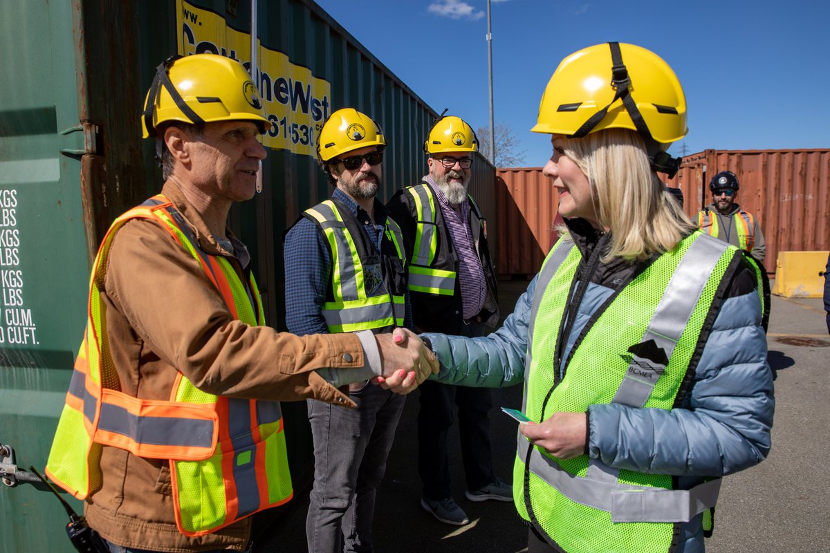 CandiceBergen_'s tweet photo. It was great to tour the @BC_Maritime facilities with my colleagues @TracyGrayKLC and @Lianne_Rood. Cargo and freight companies play a critical role in Canada’s supply chain and have remained resilient in supporting Canadians towards a path of economic recovery. https://t.co/MsMZaEhejX