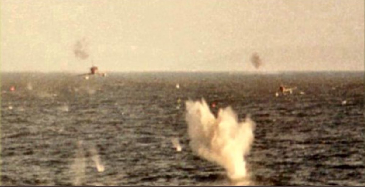 #OTD 25 May 1982 was a tough day with the loss of #MVAtlanticConveyor and #HMSCoventry. Despite the arrival of the 8 ships from the #HMSBristol group and shooting down 3 Argentine aircraft, the tempo of operations changed: “We’ll have to bloody well walk!” #Falklands40
