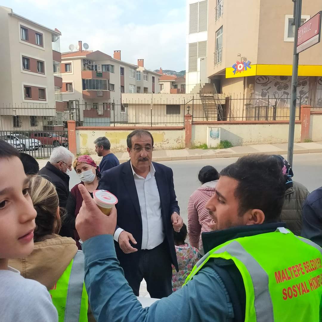 Zümrütevler Mahallesi Nil Caddesinde mahallelimize iftarlık yemeklerimizi paylaştık. Paylaştıkça çoğalan sevinçlerimize şükürler olsun. Maltepe Belediye Başkanımız Sn. Ali Kılıç'ın selamları ile.
#RamazanPaylaşmaktır
#DaimaSevgiKazanacak