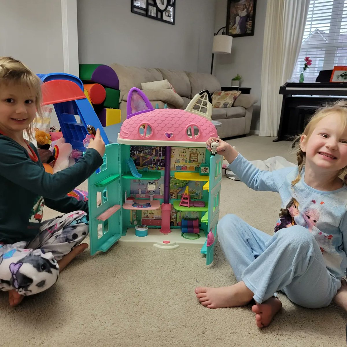 sarahsidebraid's tweet photo. The girls literally squealed with delight when this surprise package arrived at the door and they discovered it was  #GabbysDollhouse! Thanks to @spinmastergames and @Tryazon they played for hours with Gabby and Pandy Paws 🐱🏩 https://t.co/dYjmQaRRd2