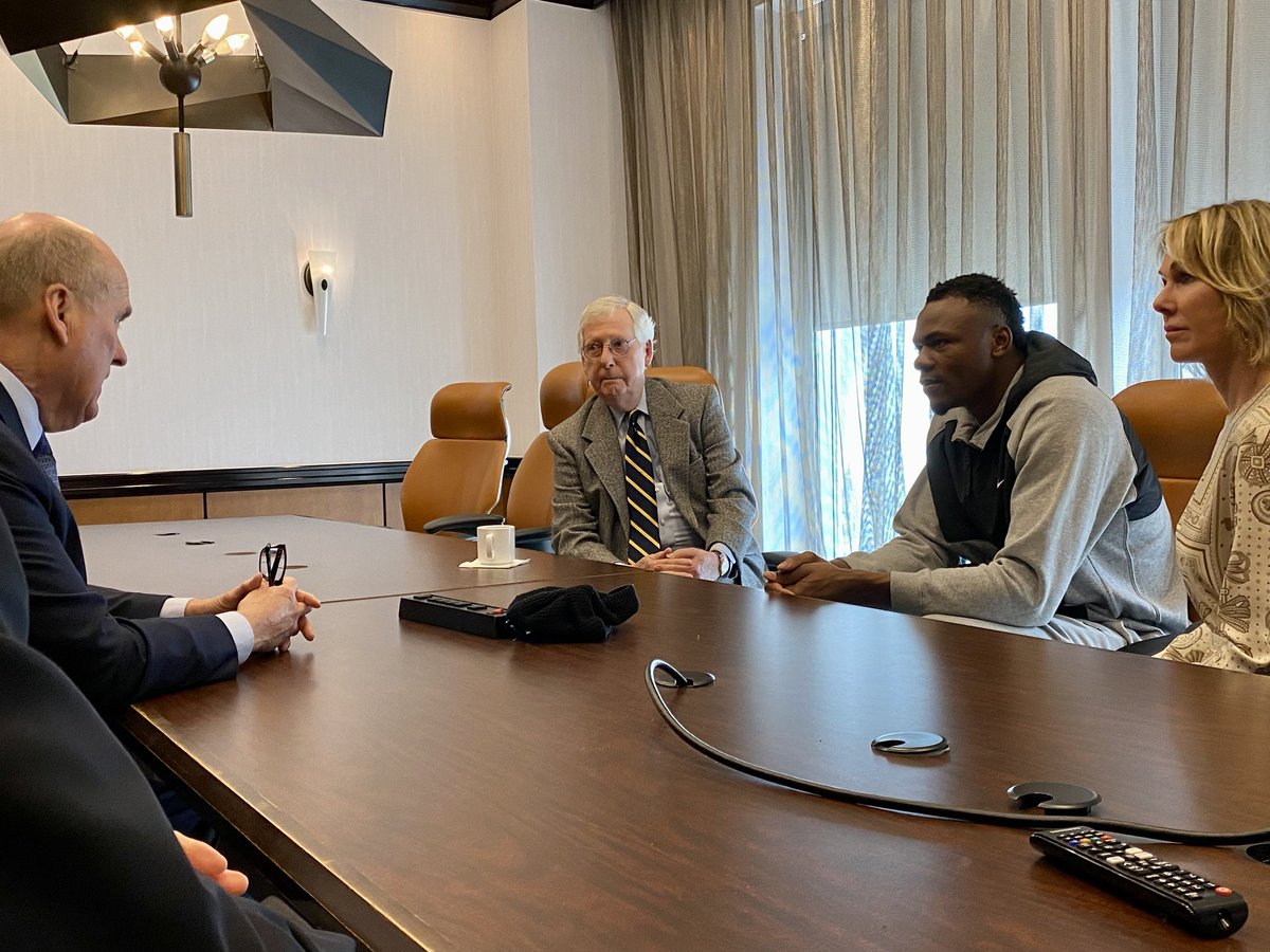 KySportsRadio's tweet photo. Some news this afternoon:

Oscar Tshweibe met with Senator Mitch McConbell today (along with Kelly and Joe Craft) in order to get the Senator to help push for the changing of federal immigration law to allow foreign college  athletes to participate in NIL deals https://t.co/0k2S2twyx9