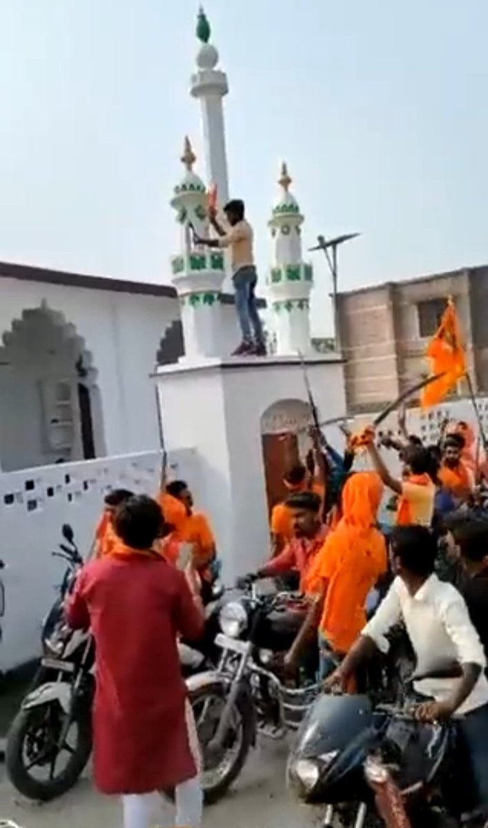 VoiceOfinida1's tweet photo. जुल्म के सारे हुनर हम पर आजमाएं गए
जुल्म भी सहा हमने और जालिम भी हम कहलाएंगे
#IndianMuslimsUnderAttack 
#MuslimLivesMatter https://t.co/Q17v50dv9t