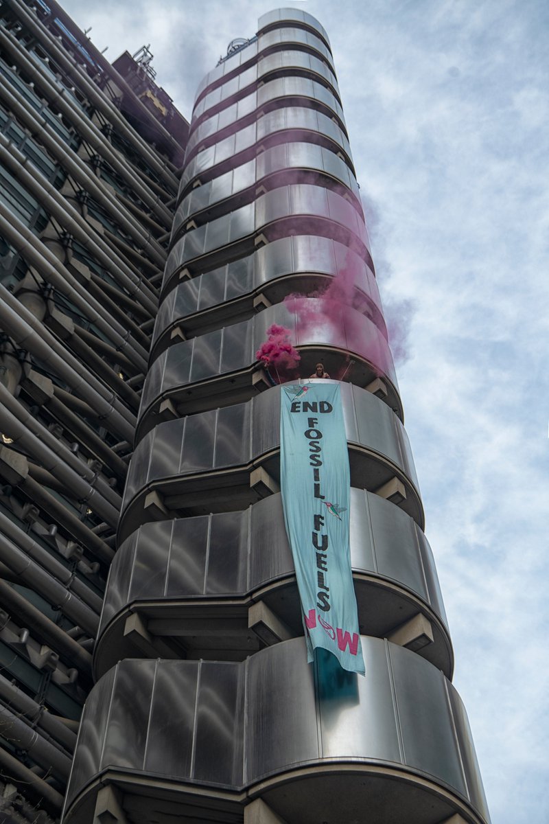 XRphotos's tweet photo. Lloyds of #London, 12 April early morning
#ClimateProtester seen with #redsmoke banner awareness raising about the destructive role Lloyds play in financing new oil/gas projects across the planet.
๐ท Guy Reece @StrikingFaces
#DocumentingBritain #DocumentingClimateProtectors https://t.co/V2c3TpRLrf