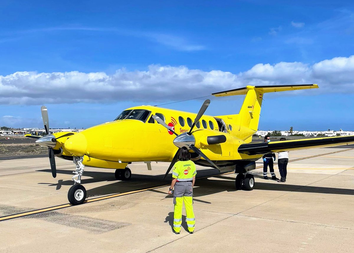 yonecaraballo's tweet photo. Y ya van dos en el día de hoy. Situación habitual de traslados al Dr.Negrin. @SanidadGobCan debe ser justo con el #ejeroriental #basepermanente en Lanzarote para tercer 🚁 medicalizado. @Nueva_Canarias https://t.co/wqRXOItUpD