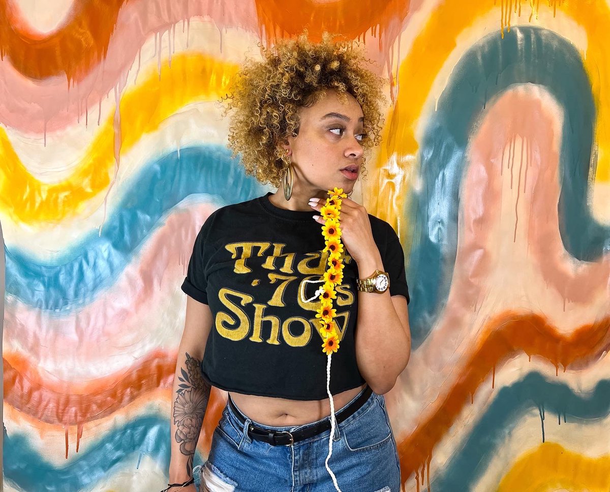 jiannahoward_'s tweet photo. Fuck whoever decided to take That ‘70s Show off Netflix 🙄

#explore #explorepage #diy #diyphotoshoot #diybackdrop #athomephotoshoot #beginnerphotography #beginnerphotographer #that70sshow #70saesthetic https://t.co/GVKQekfwom