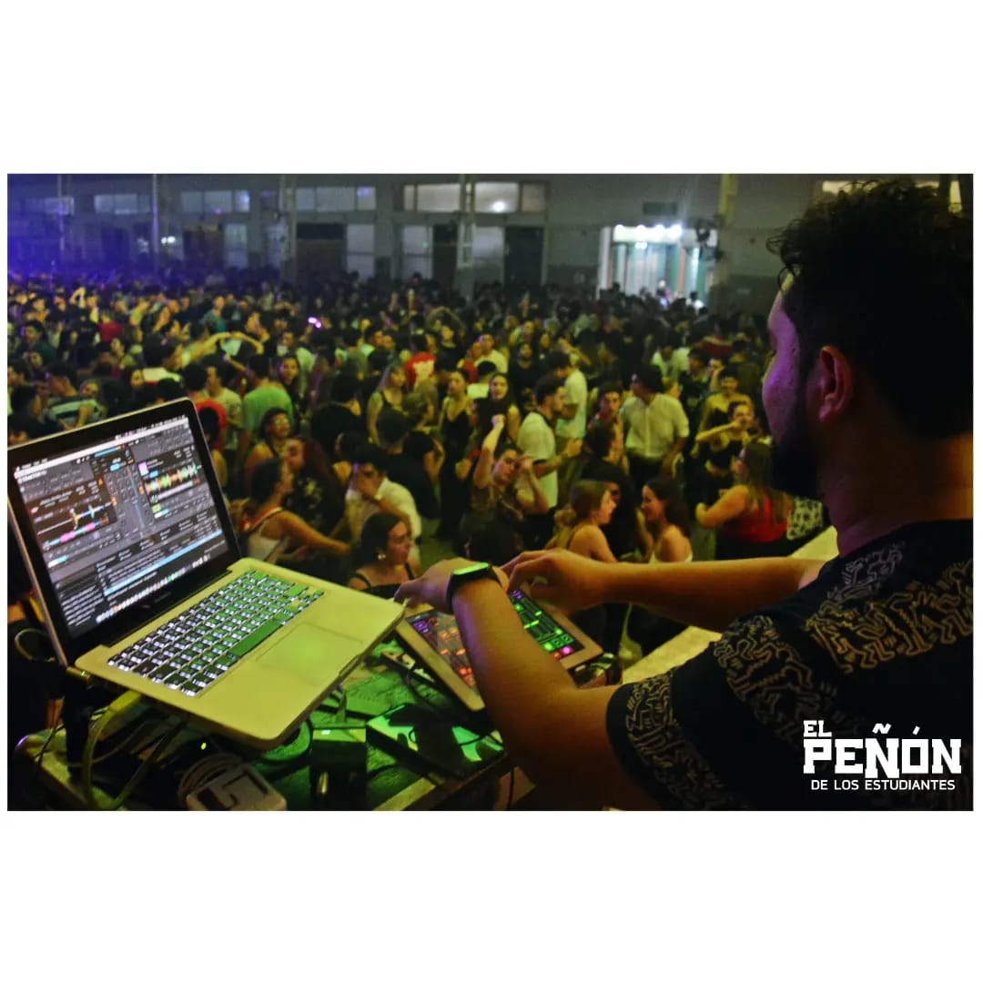 El_Penon's tweet photo. MUCHAS GRACIAS!

Después de dos años sin Peñón el Coloso volvió a explotar! Gracias a lxs 2500 estudiantes que fueron parte de esta vuelta! 💥 https://t.co/ujWfDDfaaF