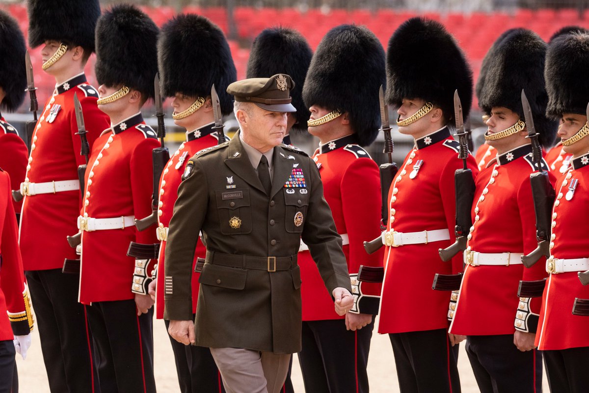 BritishArmy's tweet photo. We've warmly welcomed the Chief of Staff of the @USArmy in London today with a Guard of Honour provided by the @ColdstreamGds 💂🏼‍♂️

@ArmyChiefStaff Gen. McConville will deliver the Kermit Roosevelt Lecture and attend the Sovereign's Parade at @RMASandhurst during his stay 🇬🇧🇺🇸 https://t.co/7NYca3kDfd