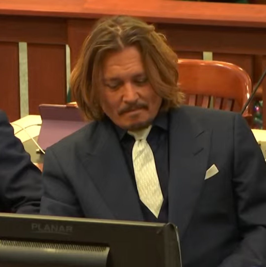 DlORDEPP's tweet photo. LMFAOOOO JOHNNY DEPP IS SO DONE WITH AMBER HEARD’S TEAM OF CLOWNS I CAN’T 
#JusticeForJohnnyDepp https://t.co/QBm0fncZHa