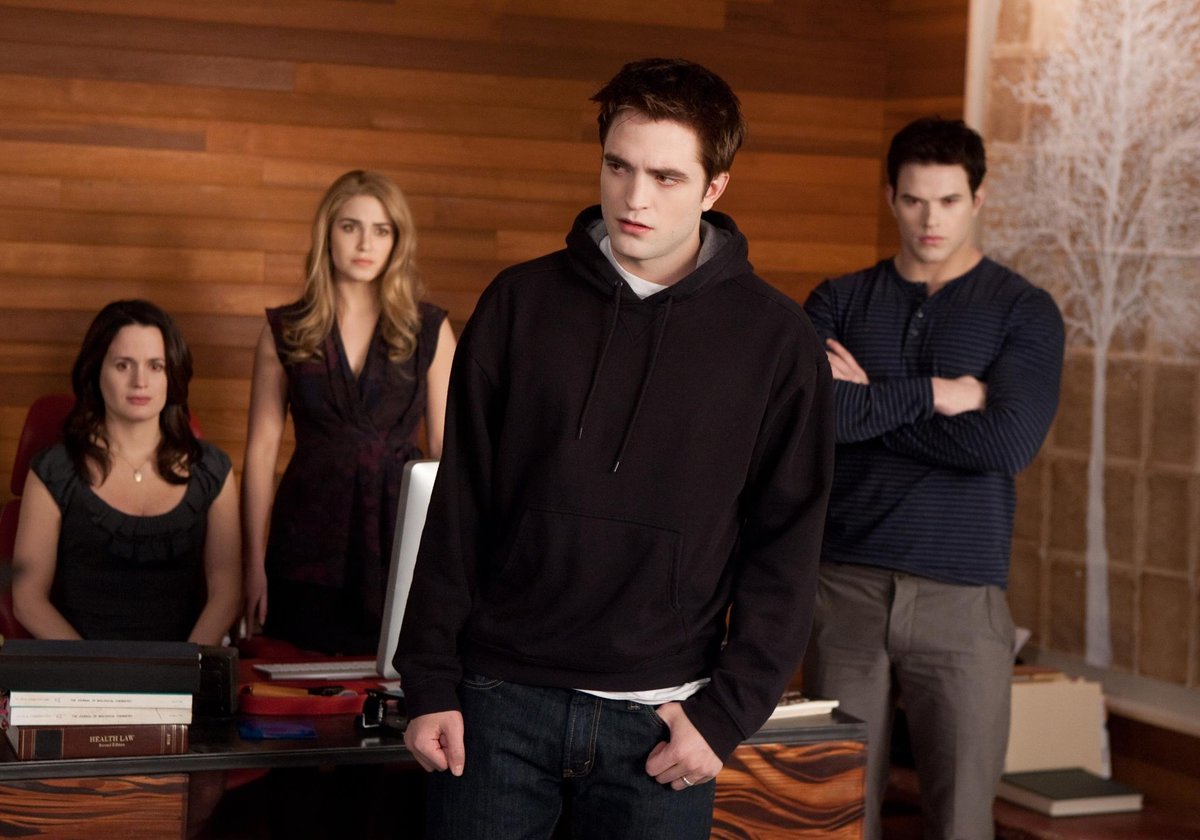 twilightreborn's tweet photo. edward cullen in this hoodie has had me in a chokehold since 2012 https://t.co/skjOvgYvDL