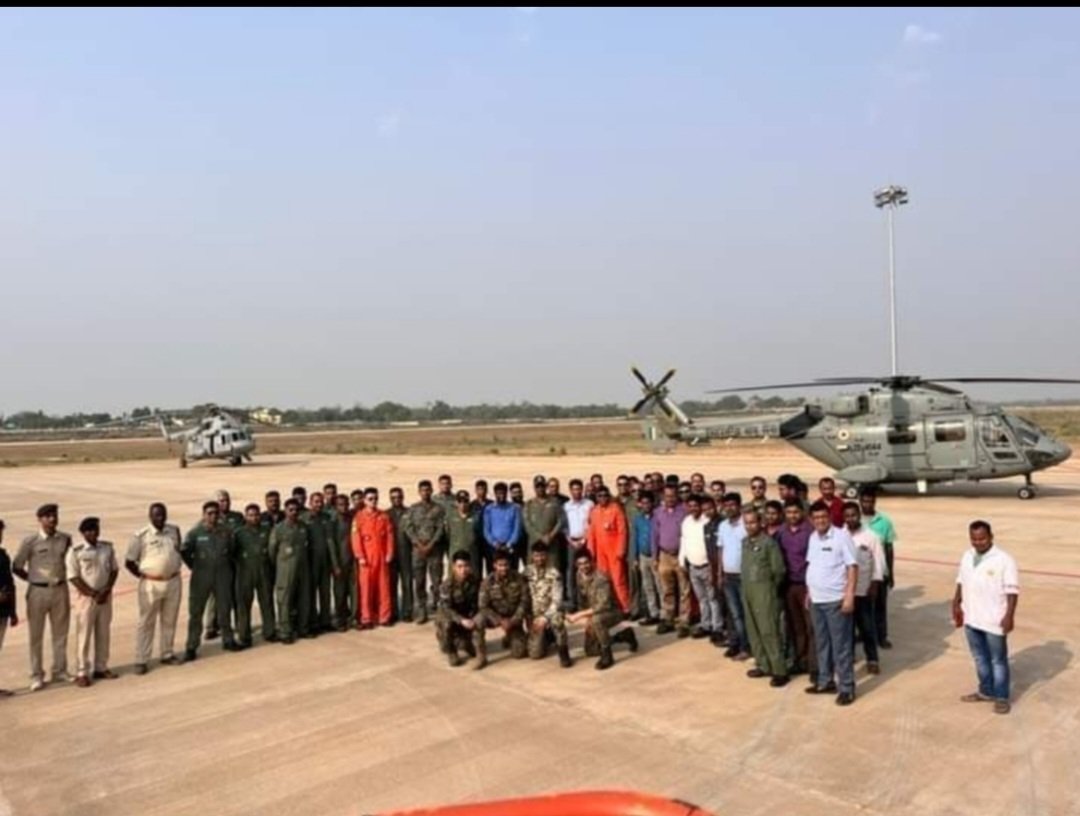 DeogharPolice's tweet photo. एनडीआरएफ, वायुसेना ,सेना ,आईटीबीपी , देवघर पुलिस एवं देवघर प्रशासन द्वारा मोहनपुर थाना अंतर्गत त्रिकूट रोप वे में फँसे लोगों को राहत एवं बचाव कार्य द्वारा सफलता पूर्वक निकाला गया।(1/2) @DCDeoghar @JharkhandPolice @HemantSorenJMM @DigDumka @NDRFHQ @ITBP_official @Commando_Ops https://t.co/07csANL1At