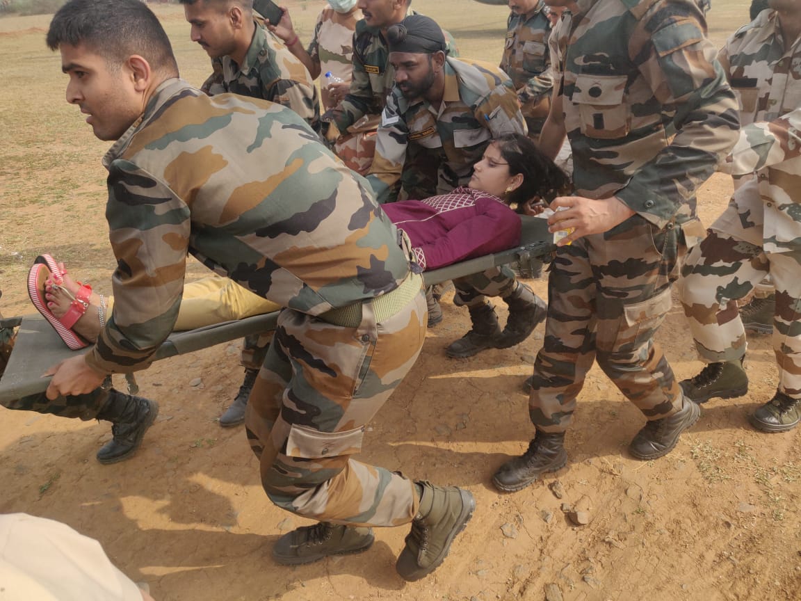 DeogharPolice's tweet photo. एनडीआरएफ, वायुसेना ,सेना ,आईटीबीपी , देवघर पुलिस एवं देवघर प्रशासन द्वारा मोहनपुर थाना अंतर्गत त्रिकूट रोप वे में फँसे लोगों को राहत एवं बचाव कार्य द्वारा सफलता पूर्वक निकाला गया।(1/2) @DCDeoghar @JharkhandPolice @HemantSorenJMM @DigDumka @NDRFHQ @ITBP_official @Commando_Ops https://t.co/07csANL1At