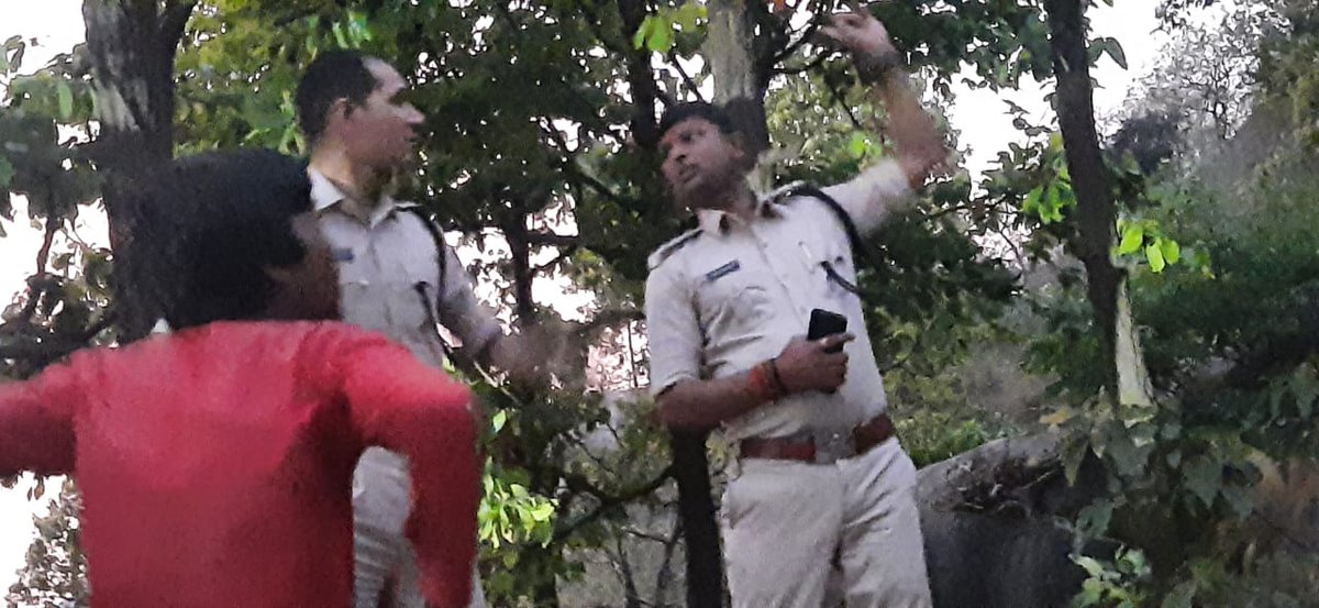 DeogharPolice's tweet photo. एनडीआरएफ, वायुसेना ,सेना ,आईटीबीपी , देवघर पुलिस एवं देवघर प्रशासन द्वारा मोहनपुर थाना अंतर्गत त्रिकूट रोप वे में फँसे लोगों को राहत एवं बचाव कार्य द्वारा सफलता पूर्वक निकाला गया।(1/2) @DCDeoghar @JharkhandPolice @HemantSorenJMM @DigDumka @NDRFHQ @ITBP_official @Commando_Ops https://t.co/07csANL1At