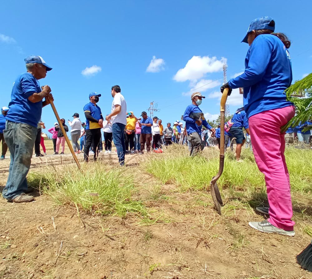 CarlosOcariz's tweet photo. Estuvimos en distintos puntos de #NuevaEsparta, cuna de trabajadores y luchadores. 

Acompañamos al Alcalde de Península de #Macanao, @josenicasionm_ , a una jornada de limpieza, reunión con vecinos y comerciantes y tuvimos un comité político con nuestro equipo municipal. https://t.co/w0Sbpjlasx