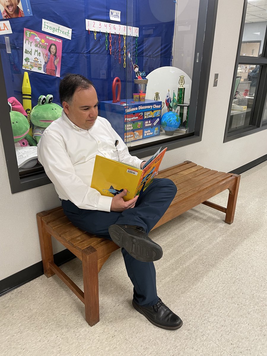 VinesPrimaryLMC's tweet photo. Reading is our superpower @desantigo_aisd!🦸‍♀️📚 D.E.A.R. day started first thing this morning as students and staff Dropped Everything And Read! #AldineReads #WeGrowGraduates #ReadingisOurSuperpower https://t.co/ZZTGSNt51U