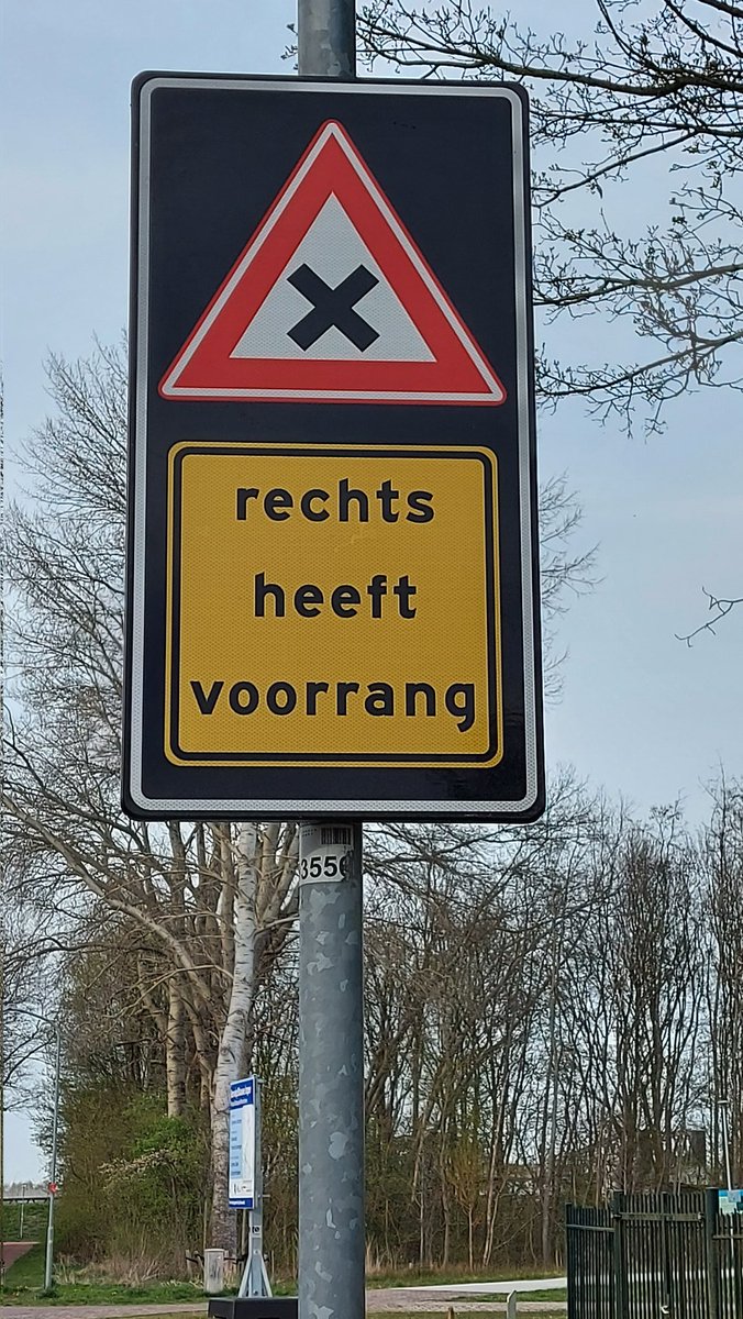 FennaSuur's tweet photo. @gemeenteoldambt wat een te gek bord om ook op de Bovenburen neer te hangen in de 30km zone ter hoogte van het fietspad in het verlengde van de Witte de withstraat. Fietsers hebben daar voorrang maar wordt geen gehoor aan gegeven, al meerdere bijna ongelukken gezien🥴 https://t.co/5CIOrczXGW