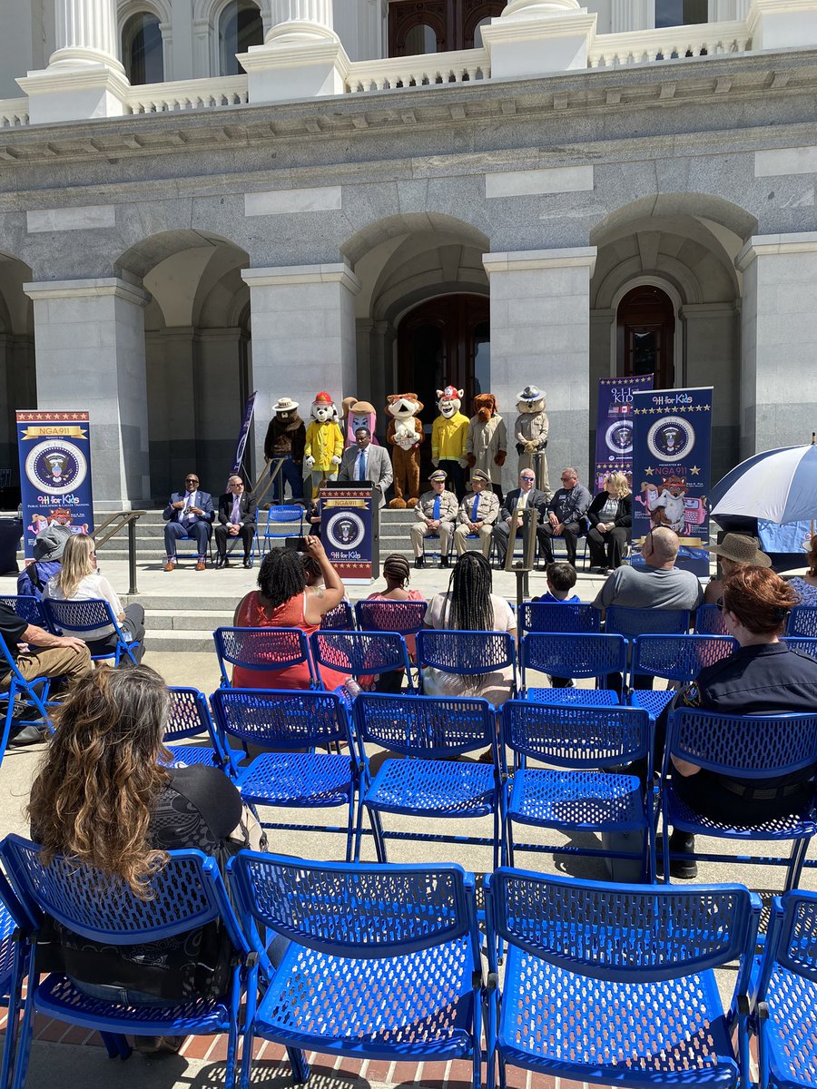 911forkids's tweet photo. This year we were back live at The Capital for our 911 Heroes Ceremony, honoring dispatchers and kids who have called 911 to save a life.
Here are some pictures from our event ๐ฅ๐ฎโโ๏ธ #Sacramento #TheCapital #911ForKids #EmergencyServices #PublicSafety https://t.co/njalkUsPgc