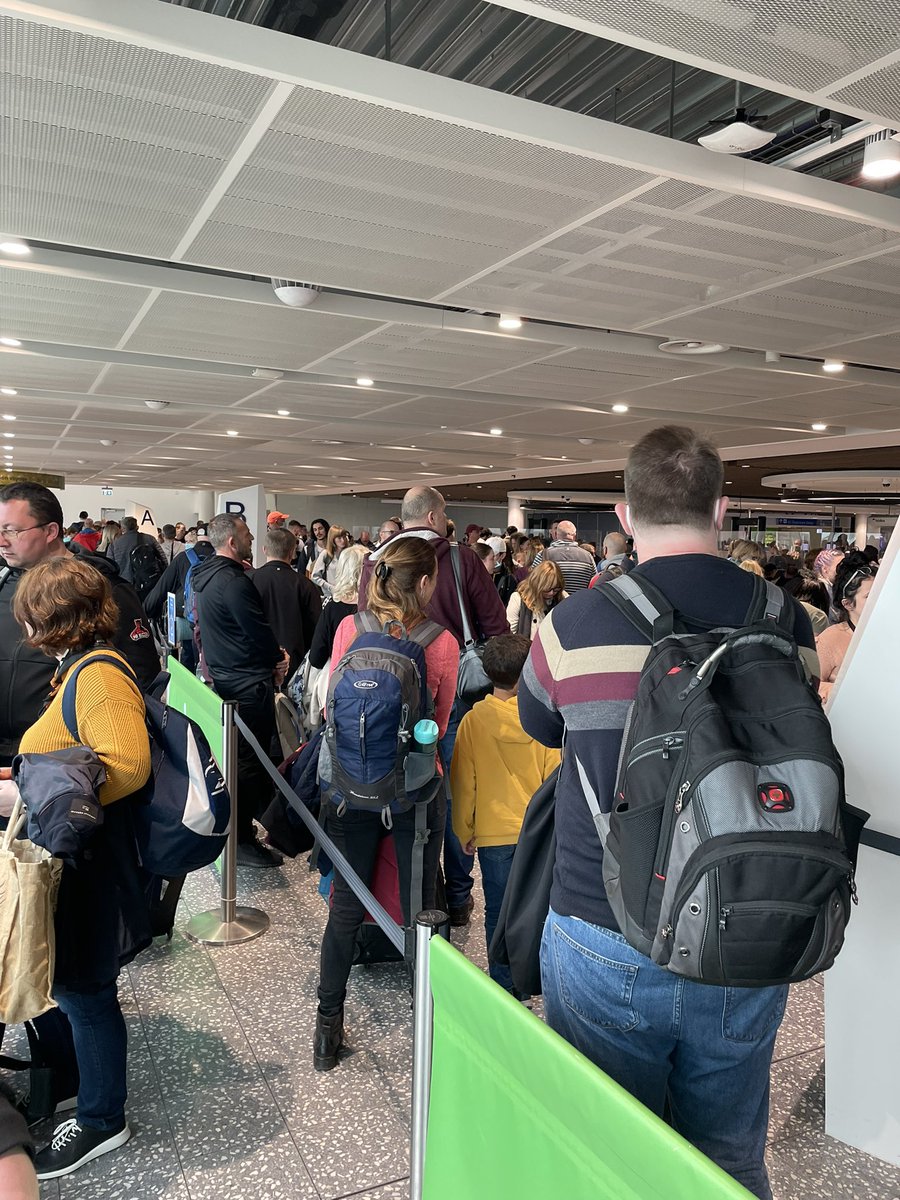 mcwhittle1's tweet photo. @bristolairport unacceptable queues at security again today and more than half your belts are closed. Second time I have had to go through this in 2 weeks. This is a failure of management - you knew how many people were due! https://t.co/K7IQomKlKa