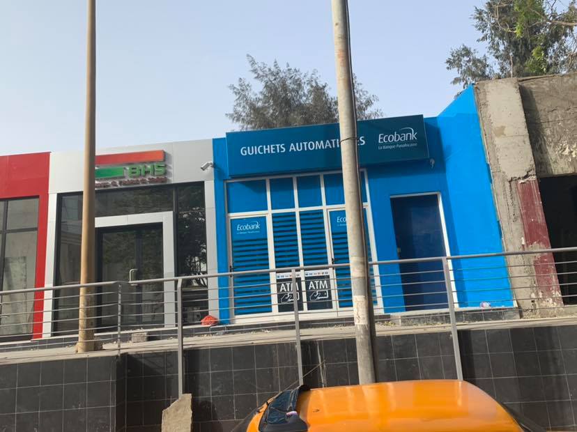 lemzo13's tweet photo. Devant l’hôpital Principal de Dakar, c’est cette image qui attire mon attention. C’est anecdotique, comme quoi, Santé= Beaucoup d’argent et il nous faut beaucoup d’argent pour se soigner quand je parle d’argent je parle de grosse somme que l’on ne peut retirer qu’en banque.@Mame https://t.co/LKUCkqTsCz