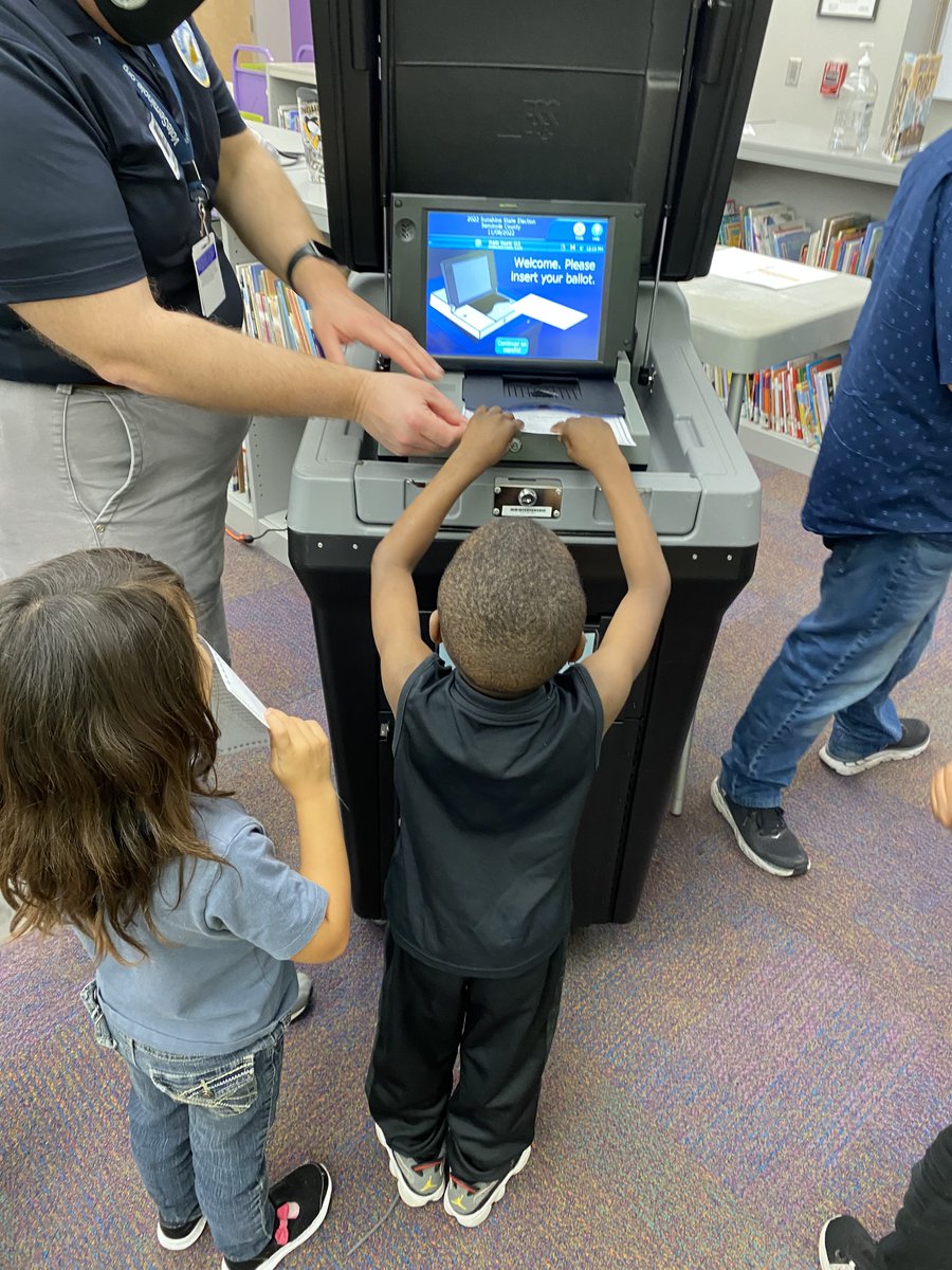 VoteSeminole's tweet photo. #HamiltonReads! 321 @hamiltonengtech Hamilton Elementary School of Engineering and Technology Innovators voted for their favorite Sunshine State book today! And a special Happy Birthday to their Media Specialist, Ms. Kuhn! @SCPSInfo #IVoted #VoteSeminole https://t.co/POdRijGUkO