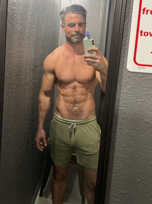 Someone got a haircut! https://t.co/wHGCPzBTMI<a href="/tag/dick"class="tags"><span>#dick</span></a>