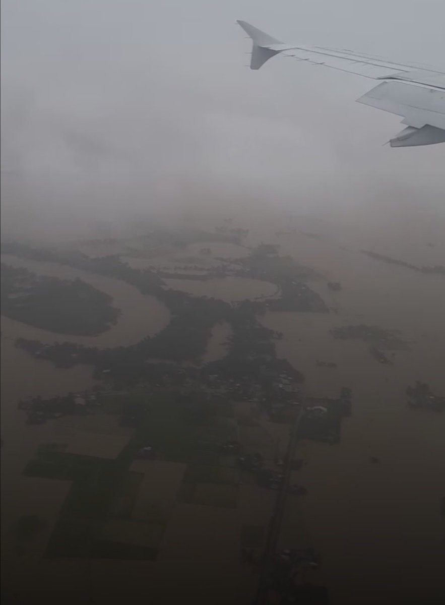 IKAK019's tweet image. visayas needs more media coverage!

it has been nearly two days of nonstop rain; rivers are overflowing, water from the dams are being released, no electricity/signal, &amp;amp; there are still families in need of rescue as of the moment

#LeyteNeedsHelp #CapizNeedsHelp #IloiloNeedsHelp