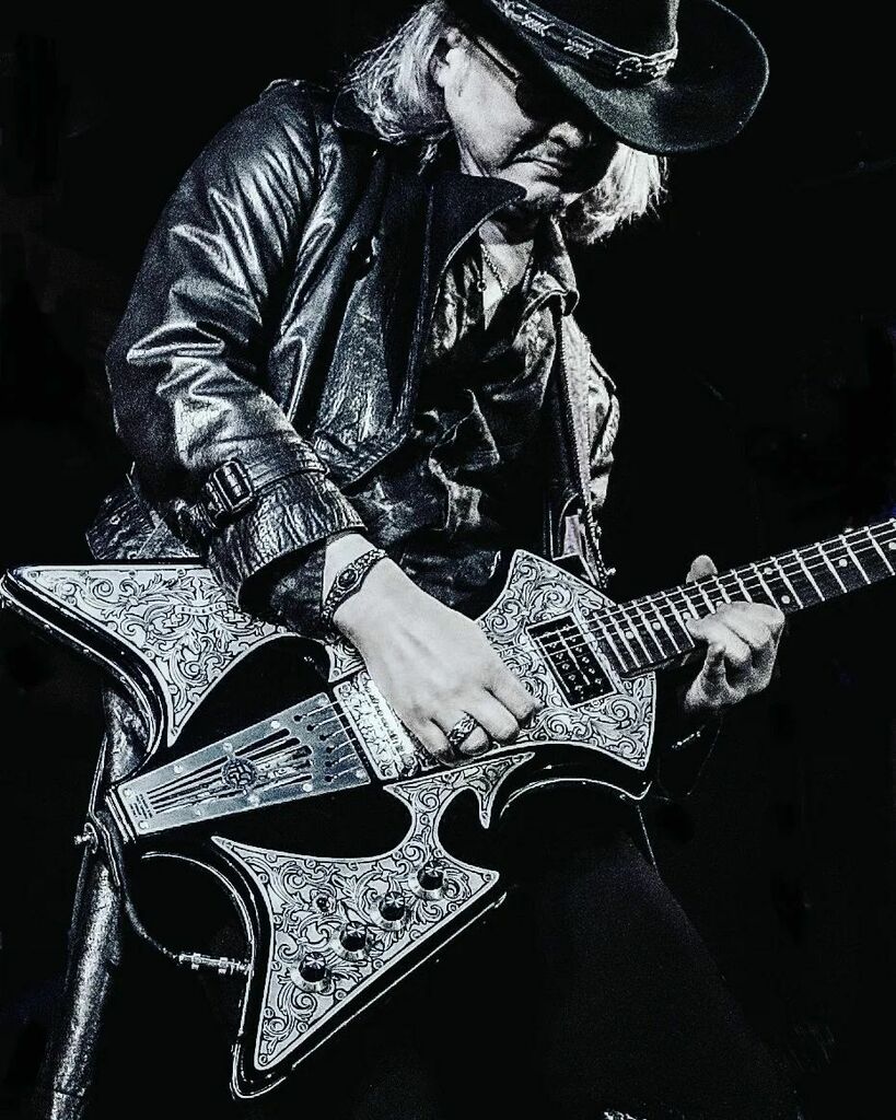 WildGuitarman's tweet photo. Welcome to IG!! @fujiyamageishacustomclassics ✌️
#fgcc #fujiyamageishacustomclassics #metaltop #engraved #duralumin #vshape #electricguitar #tsuyoshio https://t.co/baiVh2RsDG https://t.co/bhnHKEAd82