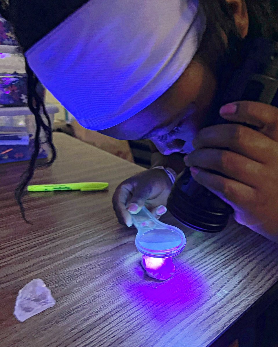 bk_sawyer's tweet photo. Inspired by @Ehmee’s video shared via @SchoolTube, 5th graders became geologists and explored rocks and minerals that glow under UV light. #GlowRocks #STEAM #oneCCPS @EESMaher @AGraytDay2Learn https://t.co/L7lJIXMWA2