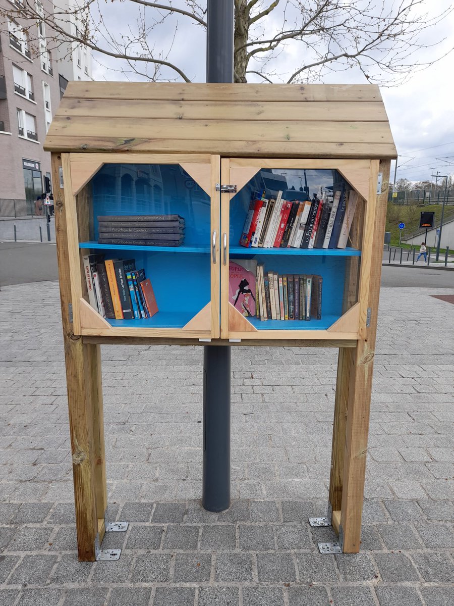 [ BOITE À LIVRES ] 📚
Une nouvelle boîte à livres a été récemment installée tout près de la gare.
👉 Plutôt que de jeter les livres dont vous ne voulez plus, déposez-les dans la boite, ils feront peut-être le bonheur de quelqu'un 😉 En échange, servez-vous gratuitement !