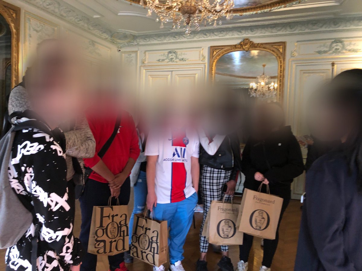 MmeWiart's tweet photo. Sortie scolaire au @MuseesFragonard avec atelier de fabrication de parfum et visite des galeries La Fayette pour relever les facteurs d’ambiance @LPO_LouisArmand https://t.co/ooXLlAvdPv