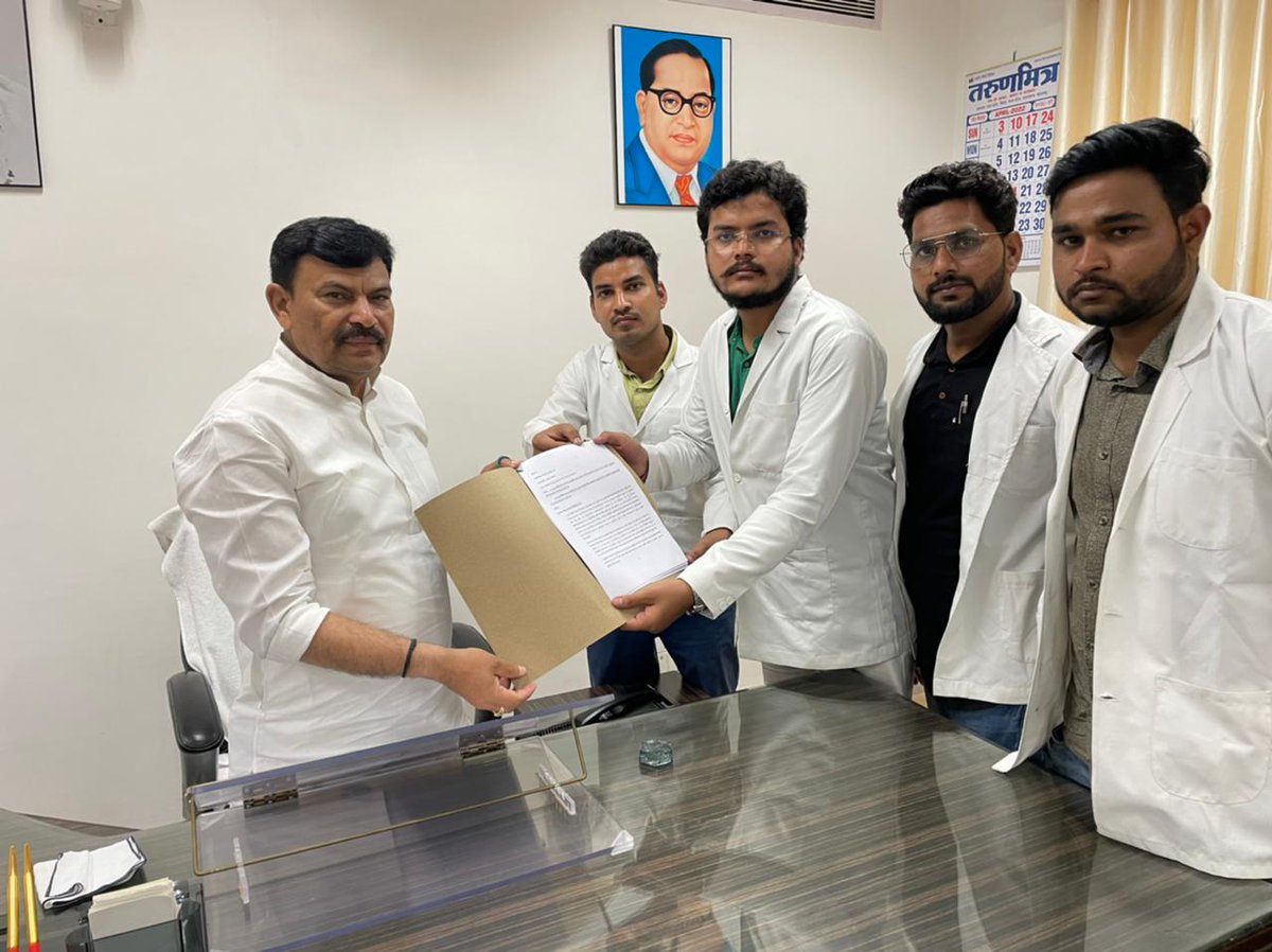लखनऊ के विधानसभा सचिवालय मेंप्रदेश के वन,पर्यावरण,जन्तु उद्यान एवम् जलवायु परिवर्तन राज्यमंत्री श्री केपी मलिक से मुलाकात कर वेटनरीडॉक्टर्स का इंटर्नशिप भत्ता बढ़ाने के संदर्भ में अपनी मांगों सेअवगत कराया गया और इस संबंध में ज्ञापन सौंपा #Increase_UP_vets_stipend <a href="/kpmalikbaraut/">K.P. Malik</a>