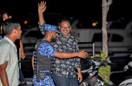 އަދީބު ފިލުވުމަށް ސަރުކާރުން ދަނީ މަސައްކަތްކުރަމުން.
އެގޮތުން މި ރަމަޟާން މަސް ފެށުނު ހިސާބުން އަދީބުގެ ސެކިއުރިޓީ ހުއްތާލައި، އޭނާ ދާތަންތަނެއް ފުލުހުން ނުބަލާ. އޭނާގެ ހަރަކާތްތައް ބެލުން ފުލުހުންނާއި ކަރެކްޝަނުންވެސް މިހާރުވަނީ ހުއްޓާލާފަ ކަމަށް މައުލޫމާތު ވަނީ ލިބިފައި.
