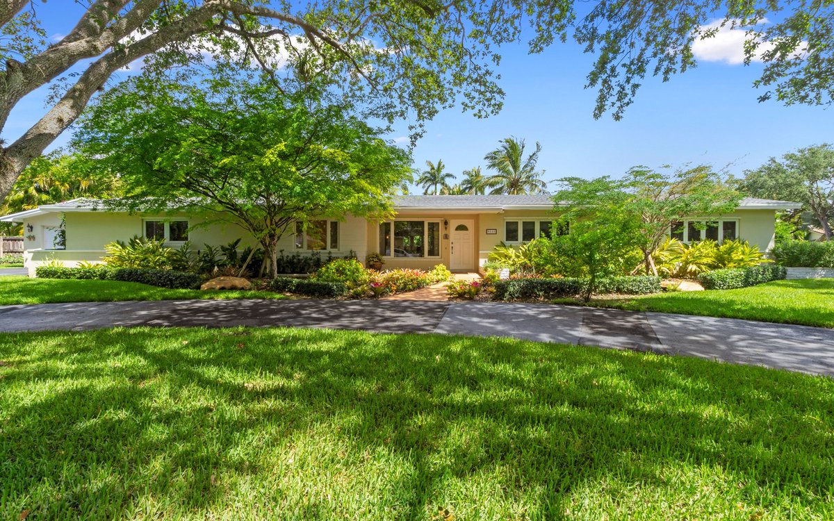 RickTwieder's tweet photo. Turn-key 4 BR/3.5 BA pool home on one acre with lush fruit and oak trees. Updated modern white kitchen with quartz counter tops, spacious family room with custom built-ins, Florida room with French doors and stunning views of the pool + more. Virtual Tour:
https://t.co/OwLOpC5GQ1 https://t.co/CdZGOiqDWD