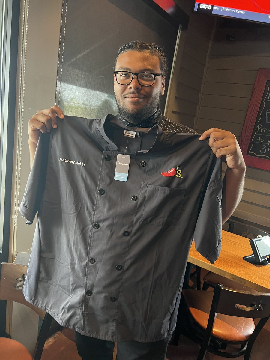 HeatherArcenea5's tweet image. Congrats Matt!! So excited you decided to #chilisgrow your career!! #hohtocsl #tmtocsl #chilisfairmontparkway 🌶❤️🌶