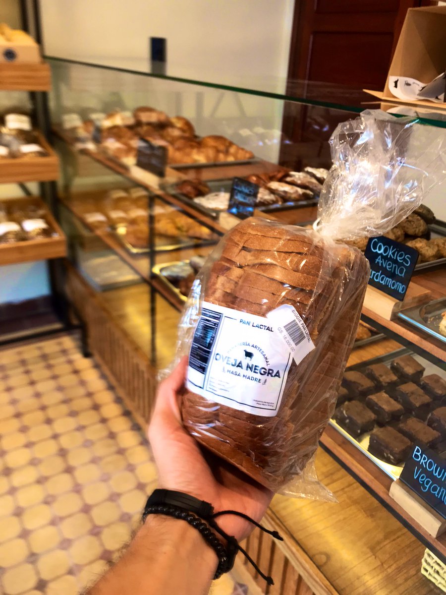 di_ro's tweet image. Dato: el lunes se habilita el local de Oveja Negra en Las Mercedes, pero desde hoy ya están atendiendo con varios de sus productos. 🍞🥐🍪 y tienen café Marley para acompañar.
Qué se sho, por si les sirva.
