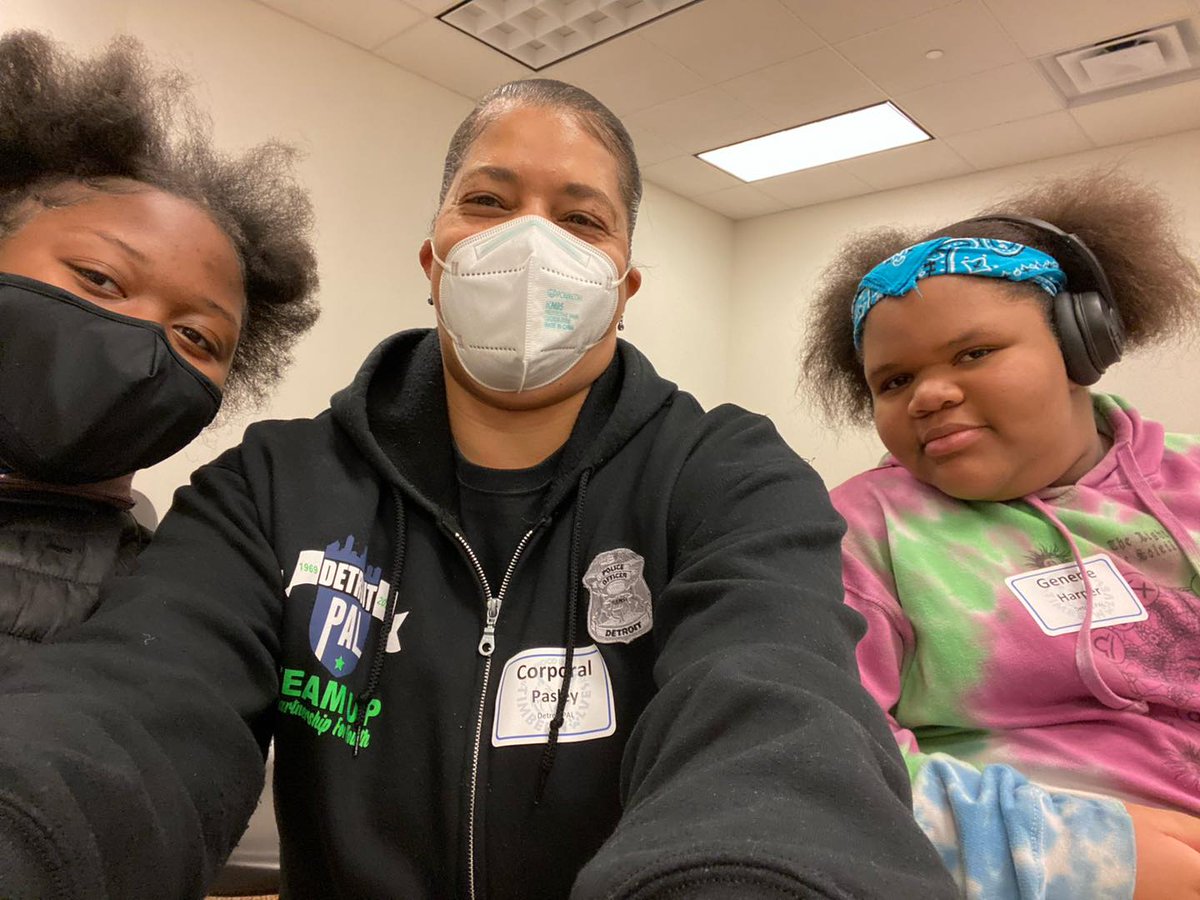 Policia_Detroit's tweet photo. El cabo Pasley se unió a los estudiantes @DetroitPAL en una visita @NorthwoodU este fin de semana. ¡Los estudiantes asistieron a conferencias en clase, exploraron varios departamentos y se divirtieron jugando al ping pong! #UnDetroit https://t.co/QBAGyCBY13