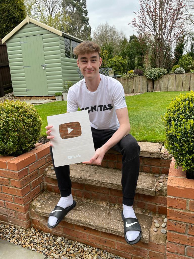 ApparentlyJxck's tweet photo. 100k subscribers plaque 😎 

It’s an insane milestone for me which, just over 2 years ago, I never thought I’d write about. My fanbase are absolutely insane and I wouldn’t change it for anything. Appreciate every single one of you ❤️

1,000,000 next 🚀📈 https://t.co/NucFpmM2w1