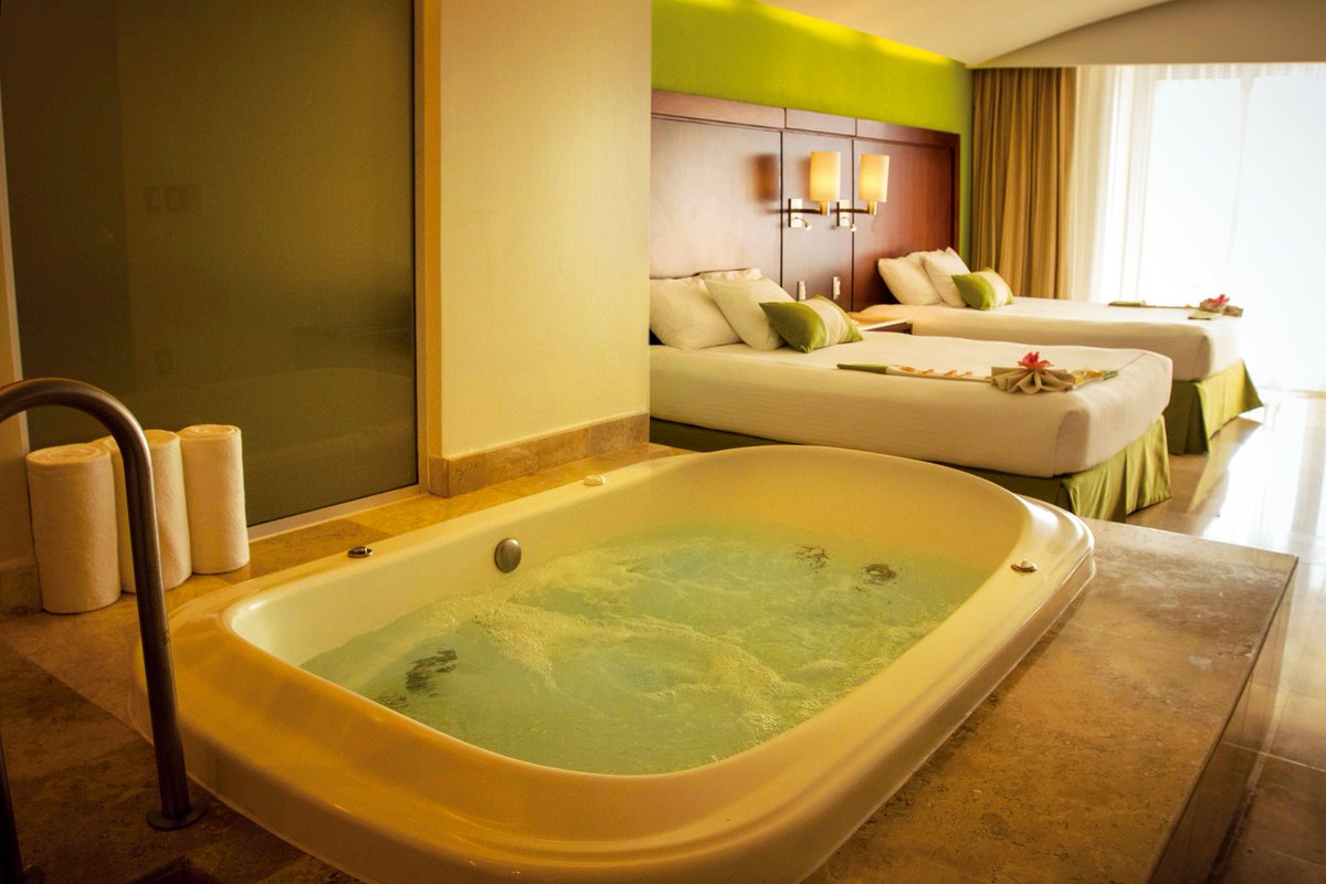 Hotel Azul Ixtapa Grand majestuoso resort, todas las suites con vista al océano, terraza y jacuzzi.
¿Ya las conoces? Te esperamos. 🌴🌅
azulixtapagrand.com.mx #Azulixtapagrand