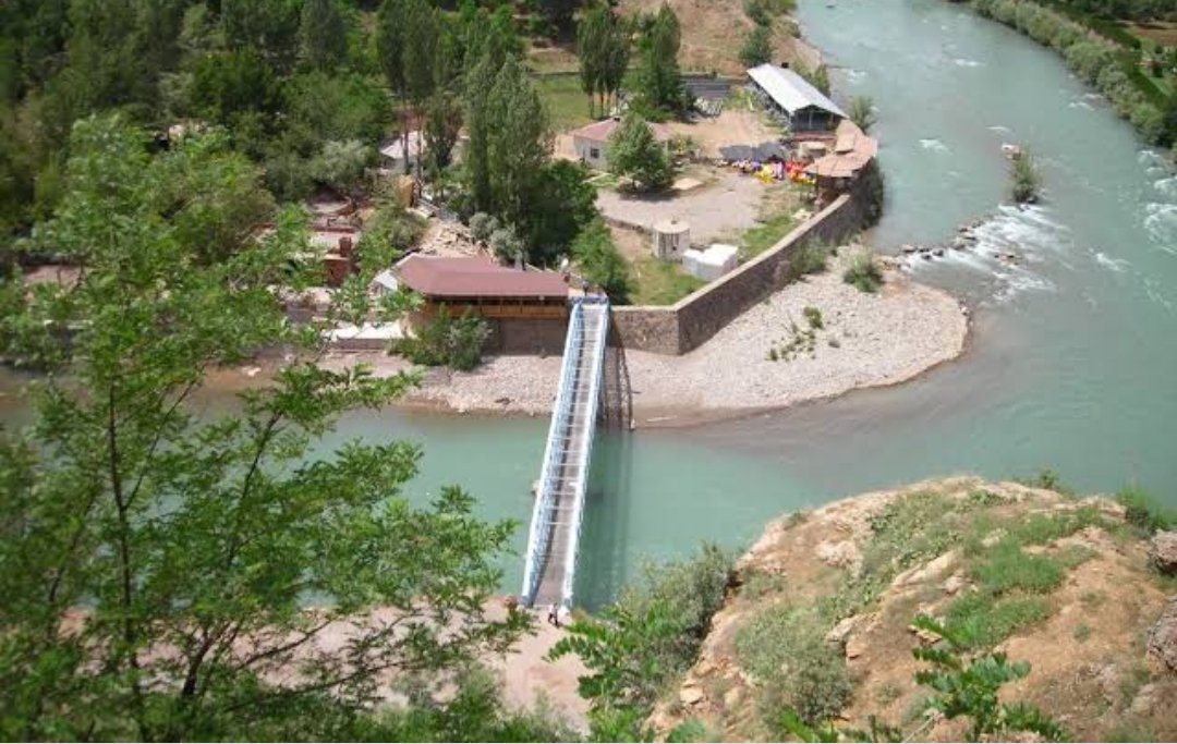 2019 Munzur festivaline gitmek için sözleştiğimiz arkadaşım, aşağıdaki fotoğrafı yollayıp "Akın buraya da gider miyiz?" demişti. Çok heyecanlıydı.En çok da burayı merak ediyordu. 🤣 Garibim ne bilsin tam da otobüsten ineceği yerdir. <a href="/cidm_b/">çidem</a>
