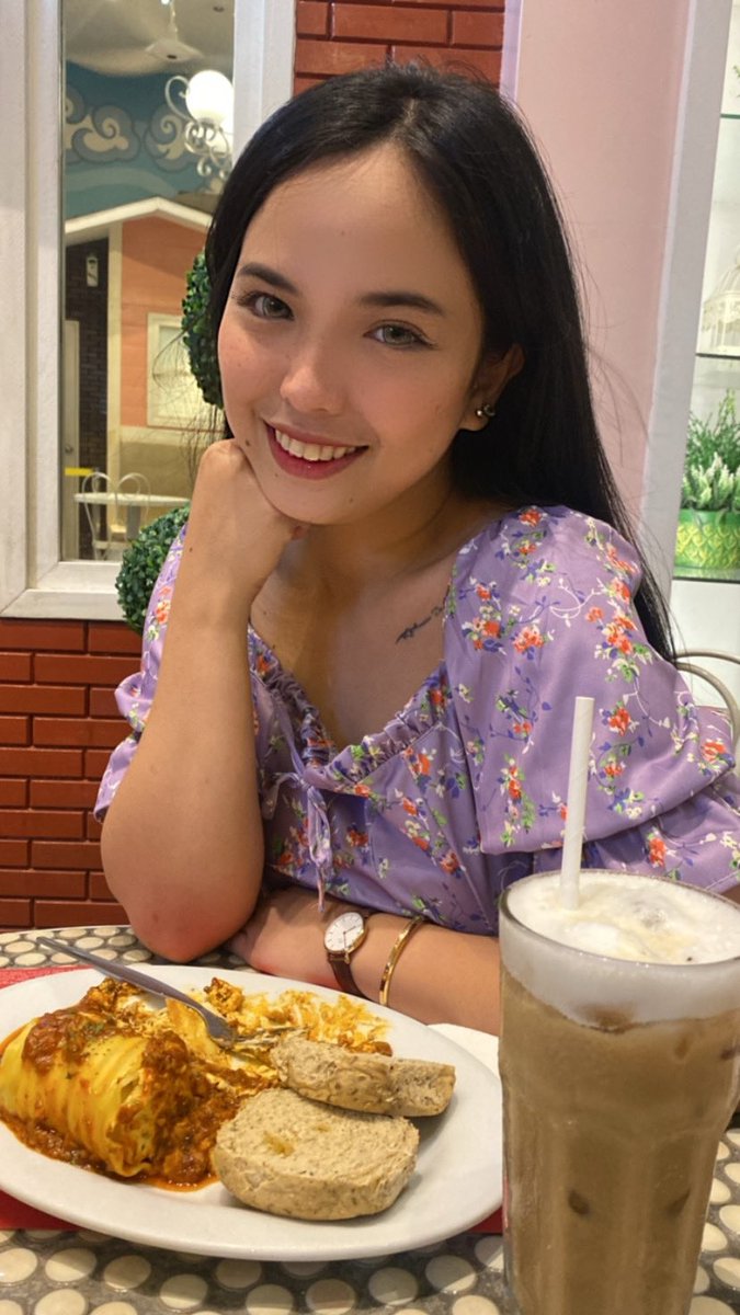 hzlry's tweet photo. Signature pose ? https://t.co/l2LRtsbSWU