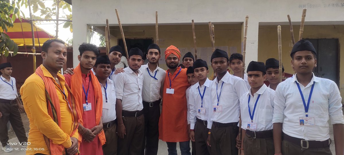 VirPrince1's tweet photo. राष्ट्रीय स्वयंसेवक संघ द्वारा निकाले गए पथ संचलन मेहसी में भाग लिया। राष्ट्र सेवा और राष्ट्र के लिए समर्पित होने का प्रत्येक स्वयंसेवक का भाव अद्वितीय है।
#RSS #mehsi https://t.co/xNAZaMaI49