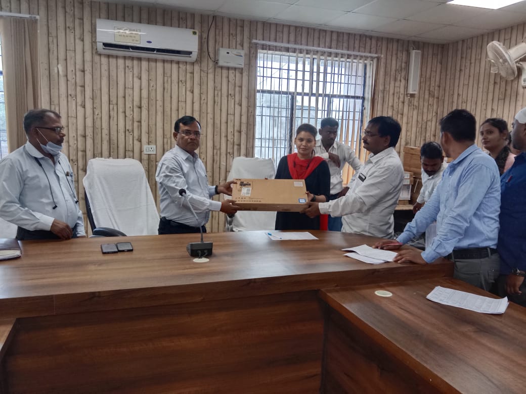 CKaushambi's tweet photo. @MoHFW_INDIA @nhm_up @MoHFW_INDIA @CommissionerPrg @DMkaushambi 
 मुख्य चिकित्सा अधिकारी कौशांबी द्वारा आज जनपद में संचालित समस्त हेल्थ एंड वैलनेस सेंटर पर कार्यरत CHOs को लैपटॉप वितरित किए गए जिससे कि ग्रामीण क्षेत्र की जनता को Tele-Consultation सेवाएं प्रदान करने में मदद मिलेगी https://t.co/4Q4Fk29PrJ