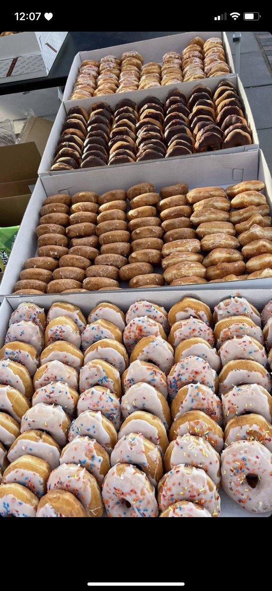 RodrigosTour's tweet image. Olivia’s team brought out doughnuts again for people waiting in line today! #SOURTourDenver