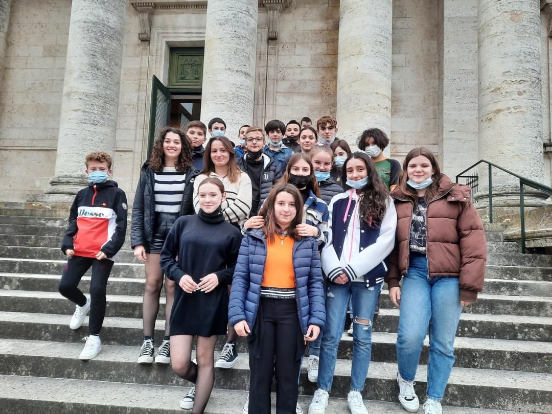 CollegeCasteret's tweet photo. Dernier volet du cycle d'étude sur la #justice après la #PJJ et la rencontre av une #avocate. Auj audience au #tribunal correctionnel à 3 juges. Une affaire de violence ac stupéfiant. Avocats des 2 parties, président, procureure. Leçon de #citoyenneté @CBetermin @acpoitiers https://t.co/WwbzqWy4OK