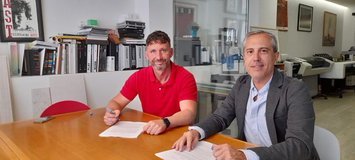 CBellasArtesTfe's tweet photo. Alejandro Tosco, presidente del #CírculodeBellasArtesdeTenerife, firma el convenio para iniciar las obras necesarias para poder abrir la institución cultural tinerfeña. Tras el concurso realizado, en el que se invitó a participar a 7 empresas constructoras, https://t.co/zT5TjsZ4Qw