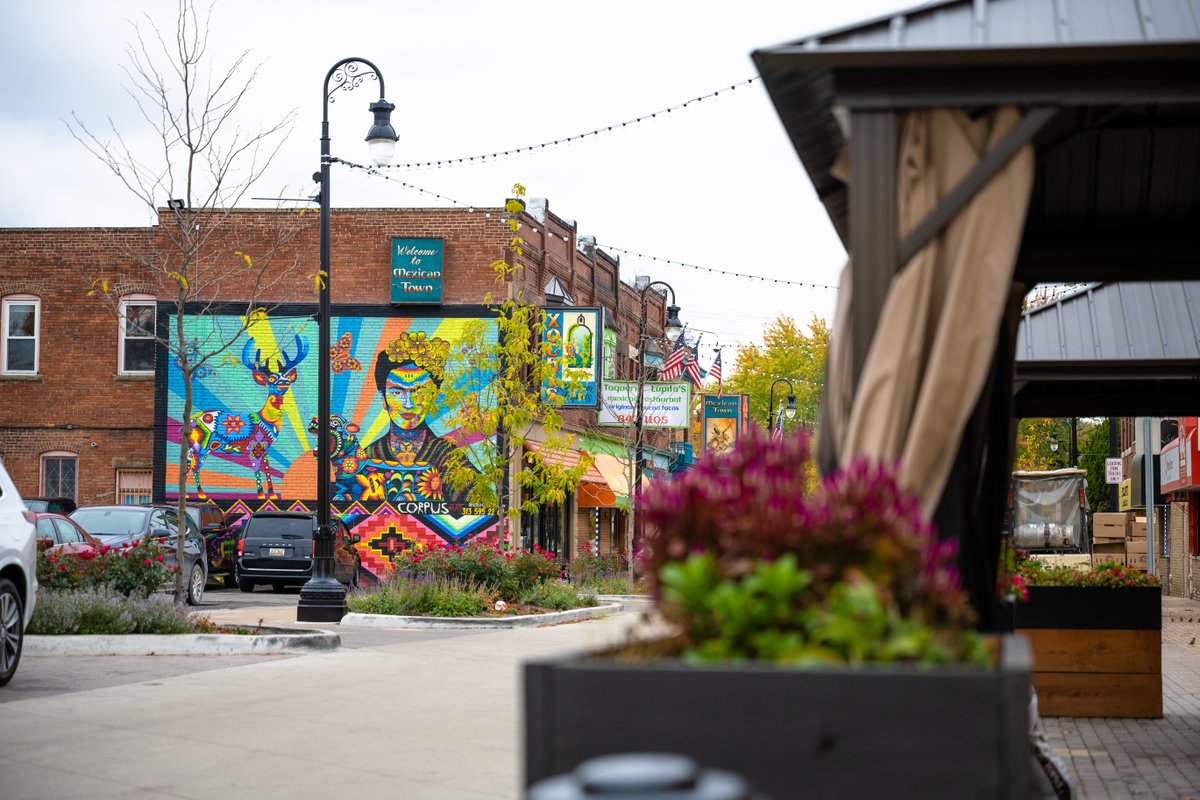 [thread] It's almost impossible to travel through the city of Detroit without seeing eye-catching mural works today and in #SouthwestDetroit, this is especially true. In addition to their eye-catching splendor, the murals also have beautiful narratives and community connections.