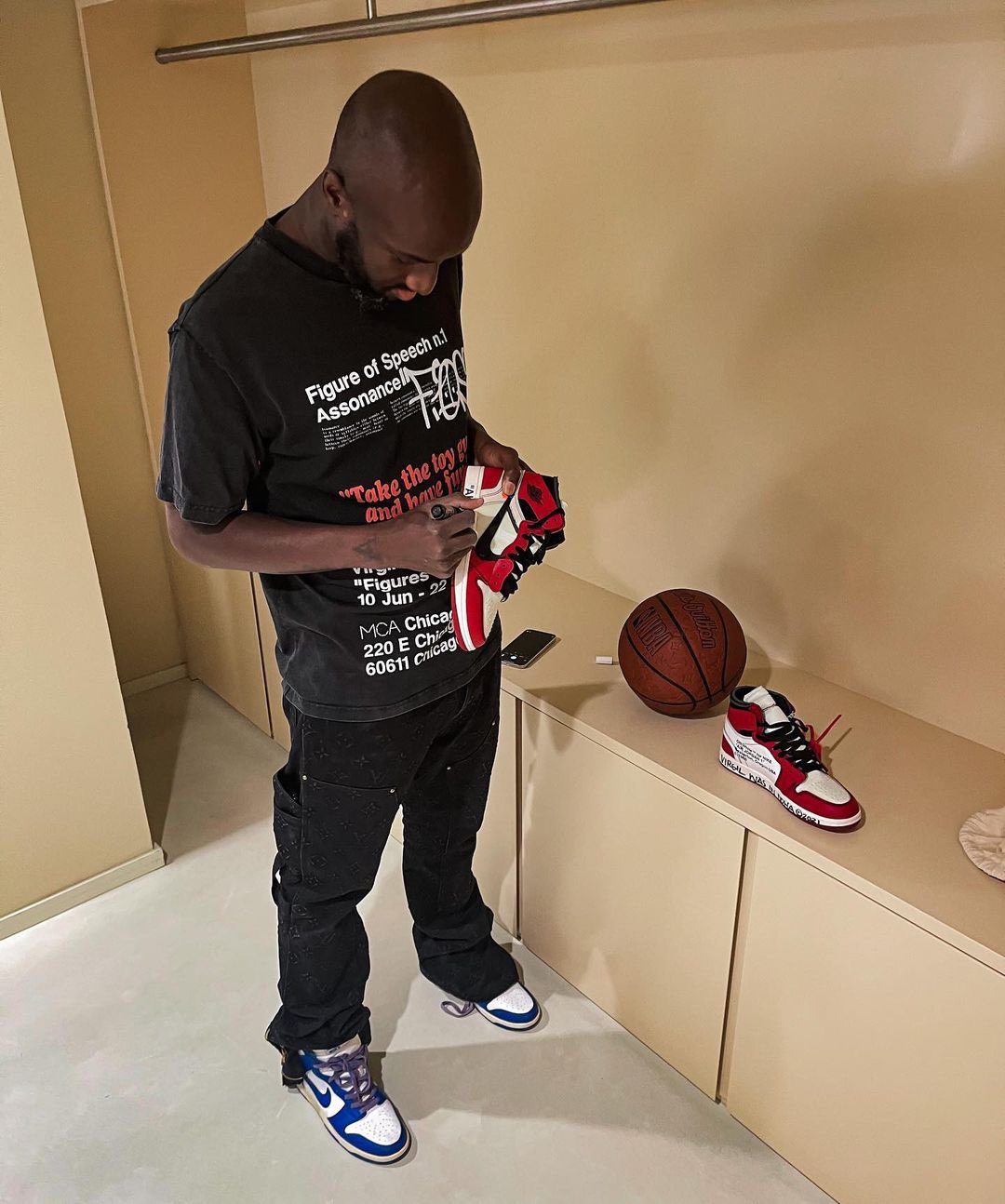Ovrnundr on Twitter: Abloh signing Off-White x Nike Air Jordan 1 “ Chicago” a Louis basketball “AIR ABLOH” 🙏🏼🕊🏀 Photo: itsjbr https://t.co/mOZfoREaXh" /