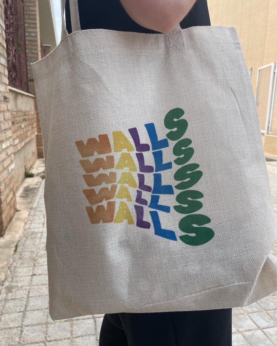 swtcreatureshop's tweet photo. WALLS TOTE BAG🤎 (available in our etsy shop) #SmallBusiness #LouisTomlinson #walls #merch #OneDirection #HarryStyles https://t.co/e8ZDsS6QCA