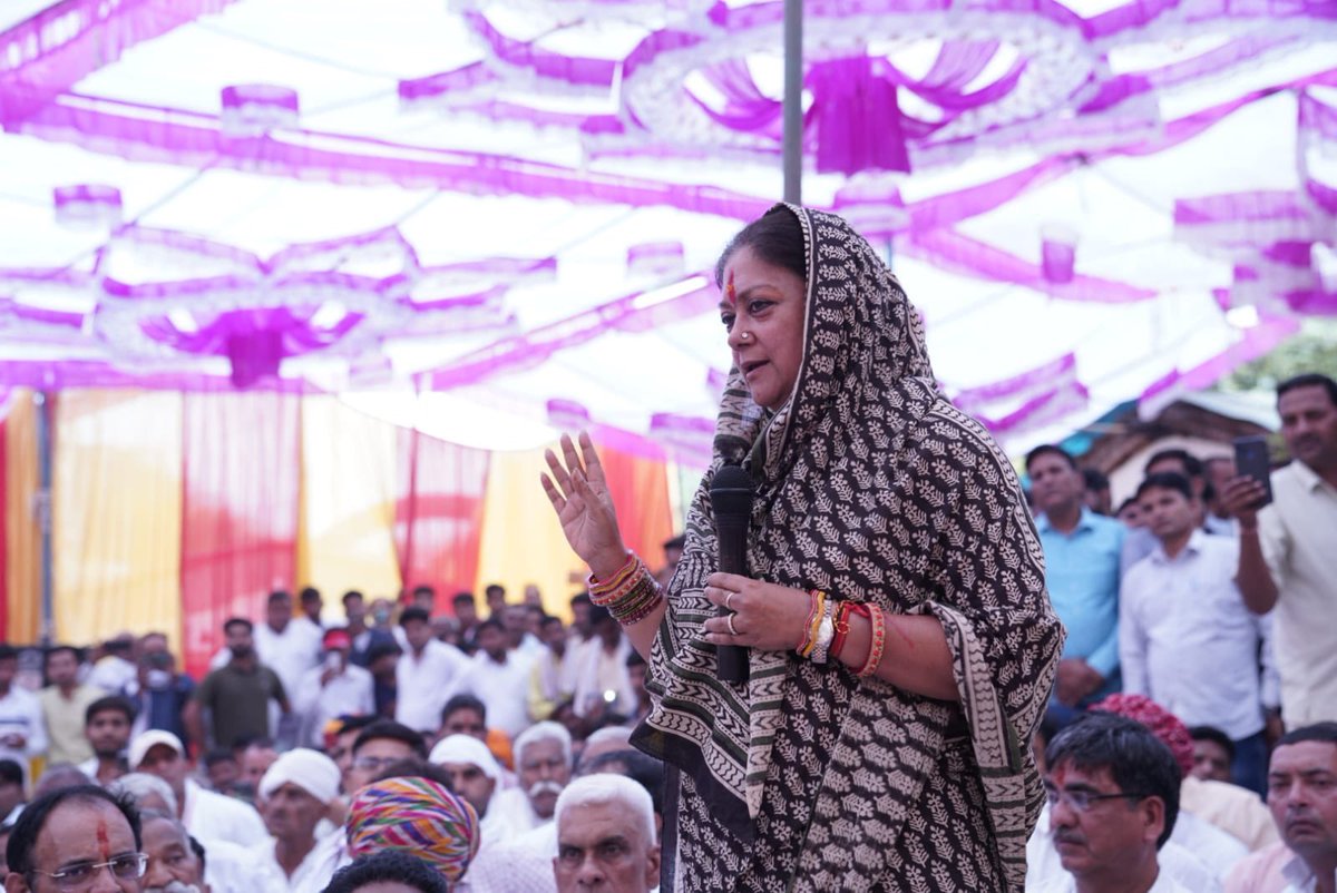 VasundharaBJP's tweet photo. स्व. बैंसला जी हक की आवाज उठाने वाले बेहद लोकप्रिय नेता थे। उन्होंने पहले सेना में रहकर देश की सेवा की तथा बाद में सामाजिक अधिकारों के लिए संघर्ष किया। मेरे लिए यह विश्वास कर पाना बेहद मुश्किल है कि वे आज हमारे बीच नहीं है।
श्रद्धांजलि !

#ColBainsla https://t.co/4oCVXRW3SD